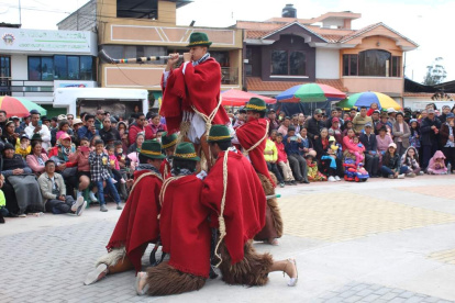 Acto. Los hombres hacen sonar el tradicional churo durante la reciente presentación.