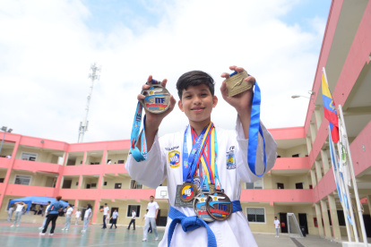 Nicolás Carrera muestra con orgullo algunas de las medallas que ha ganado en las diferentes competencias de taekwondo y kickboxing en las que ha participado.