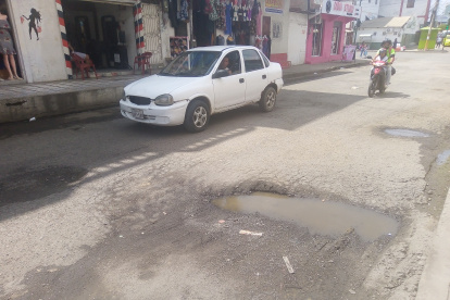 Entorno. Por meses, las calles del centro del balneario han permanecido repletas de huecos, grietas y agua.
