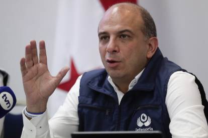 Fotografía de archivo en la que se registró al defensor del pueblo de Colombia, Carlos Camargo, quien dijo que un estudio de las defensorías regionales encontró que "12 alcaldes, en siete departamentos, están despachando afuera de sus municipios, y todo porque fueron amenazados por grupos armados al margen de la ley". EFE/Bienvenido Velasco