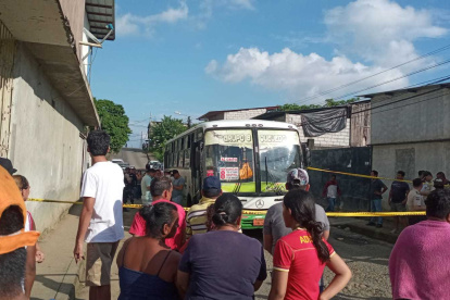 Los agentes recopilan información para dar con los responsables de este asesinato.