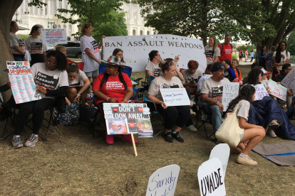 Un grupo de personas acampan hoy, frente al Capitolio, en Washington (EE.UU.). EFE/Marta Garde