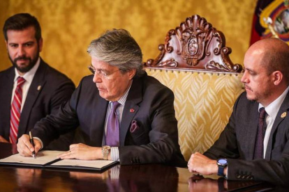 El presidente Guillermo Lasso emitió los decretos ley hace casi un mes.