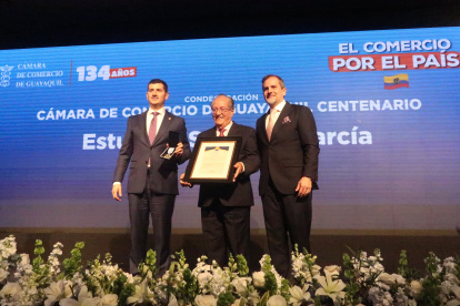 Estuardo Sánchez (centro) recibió la condecoración Cámara de Comercio de Guayaquil Centenario.