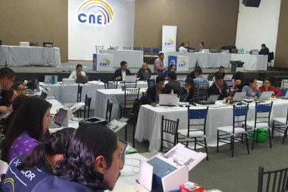 Los equipos técnicos del CNE revisan la información presentada por las organizaciones políticas en la inscripción de candidatos nacionales.