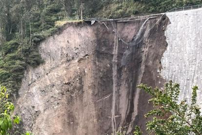 Emergencia. Un derrumbe se registró en la avenida De Los Conquistadores, la mañana de este sábado 17 de junio.