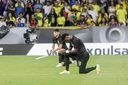 El delantero de Brasil Vinícius Júnior durante el minuto de silencio con la camiseta y los pantalones de color negro dentro de la campaña de concienciación contra el racismo promovida la Confederación Brasileña de Fútbol (CBF).