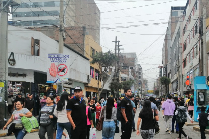 Decenas de clientes de varios países acuden cada día a Gamarra a comprar ropa.