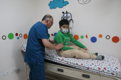 El especialista Antonio Gámez revisa al pequeño Martín y mientras lo hace conversa con él sobre los síntomas  que tiene