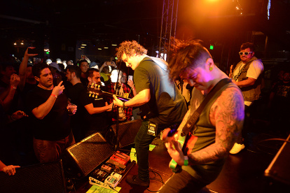 Festejos. Decenas de personas se juntaron para corear las canciones con las bandas en vivo.
