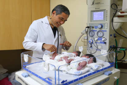 Labor. El doctor Eduardo Bauer ha traído al mundo a más de 10.000 guayaquileños en 26 años de carrera profesional.