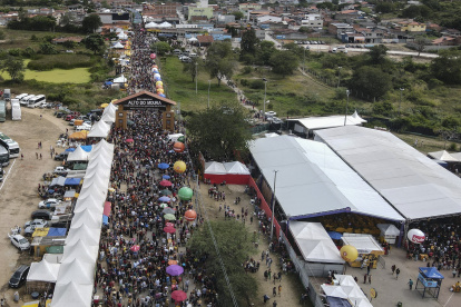 Actividad. Miles llegan al Alto de Moura para los festejos de San Juan.