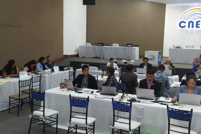 En el Consejo Nacional Electoral los equipos técnicos revisan la documentación presentada por los partidos y movimientos.