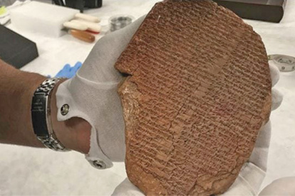La tablilla recuperada tiene una leyenda con "escritura cuneiforme que glorifica al rey asirio que construyó el Zigurat"
