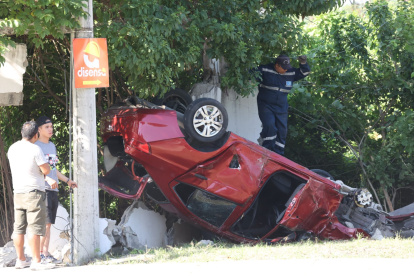 El vehículo quedó destrozado luego del incidente