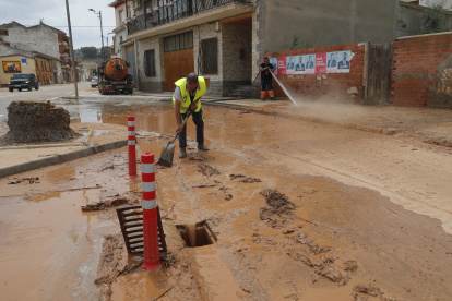 Limpieza de barro tras el aguacero en la localidad zaragozana de Quinto de Ebro, en Zaragoza.