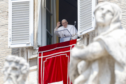 El papa Francisco reapareció este domingo para presidir el rezo del Ángelus desde la ventana del Palacio Apostólico.