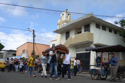 Bella fue sepultada la tarde del sábado en Babahoyo, ocho días después de haber "resucitado".