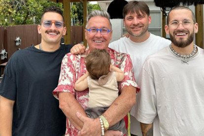 Esta foto compartida hace unas semanas por Marlene, aparece Montaner acompañado de Mau, Ricky, Alejandro y Apolo