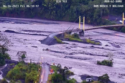 Daños. El desbordamiento del río Upano en Morona dañó el puente.