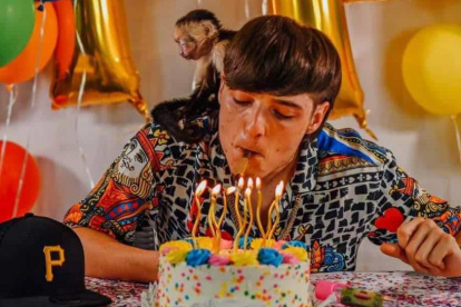 Peso Pluma en el momento en que soplaba las velas de su torta.