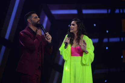 Los presentadores Ronald Farina y Valeria Gutiérrez.