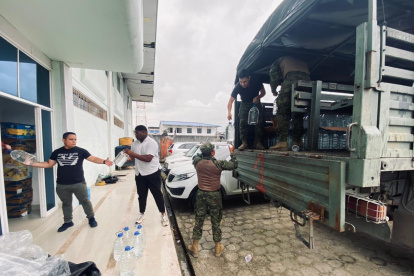 Gestión. Las ayudas que llegan a la provincia son cuidadas por militares.