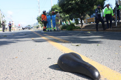 La montura de la bicicleta quedó en media vía, como evidencia del siniestro