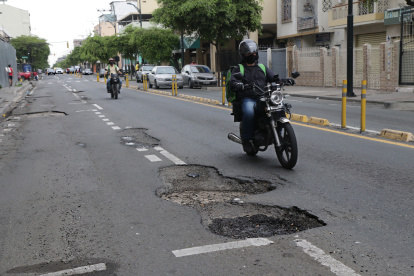 Calles. La calidad del asfalto utilizado en el país está en duda por los baches que se generan al poco tiempo.