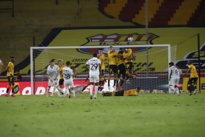 Un rebote en el poste del arco le dio el primer gol a Universidad Católica