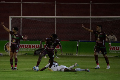 Los albos, que ganaban por 2-0, fueron empatados por el Ponchito en los adicionales.