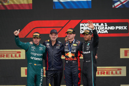 Max Verstappen (c) en el podio junto a Fernando Alonso (i) y Lewis Hamilton (d).