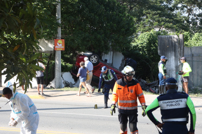 El vehículo quedó volcado a un lado de la vía
