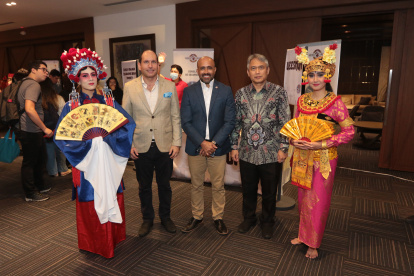 Michelle Pereira, Eliseo Mosconi, Isidro Sierra, Agung Kurniadi y Tri Novita Sari.