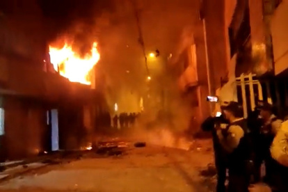 Daños. Dos casas incendiadas son parte de las consecuencias de un enfrentamiento entre vecinos y posibles delincuentes.