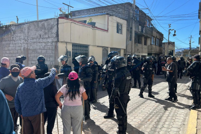 Uniformados dialogaban con habitantes del Comité del Pueblo, en Quito.