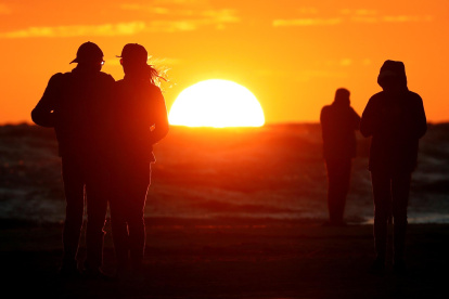 En la imagen de arrchivo, un grupo de personas disfruta del atardecer en el mar Báltico en Liepaja, Letonia.
