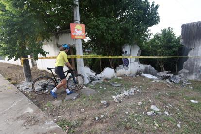 Ciclistas pasan cerca del sitio donde se registró el siniestro
