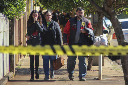Familiares se lamentan hoy a la entrada de la escuela pública donde se presentó un ataque con arma, en Cambé, en el estado de Paraná (Brasil). Una estudiante murió y otro resultó herido este lunes en un ataque armado a una escuela pública en Cambé, en el estado de Paraná, en el sur de Brasil. El Gobierno de Paraná informó que el atacante, quien fue detenido, es un antiguo alumno del Colegio Estatal Profesora Helena Kolody que entró a las instalaciones de este centro público con el pretexto de pedir su expediente escolar. EFE/ Filipe Barbosa