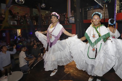 Integrantes del ballet folklórico "Qué Diversa es Puebla", integrado por miembros de la comunidad LGBTQ+, se presentaron en la madrugada de este domingo en el estado de Puebla (México