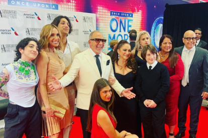 La artista asistió a la ceremonia acompañada de su familia.