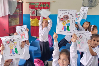 Los estudiantes escribieron mensajes en los que invitaban a la comunidad educativa a luchar contra la violencia.