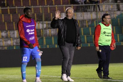 Ever Hugo Almeida (c) quiere sumar una estrella más con El Nacional.