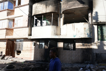 Destruida. Una de las cuatro viviendas que fue incinerada luce sin ventanales y con el hollín que dejó el fuego