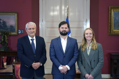 El presidente, Gabriel Boric (d), mientras se reúne con la presidenta y el vicepresidente del Consejo Constitucional, Beatriz Hevia (c) y Aldo Valle (i), hoy en el palacio de La Moneda, en Santiago (Chile).