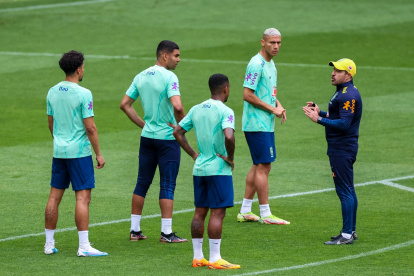 Ramon Menezes dirige sus últimos partidos con Brasil.