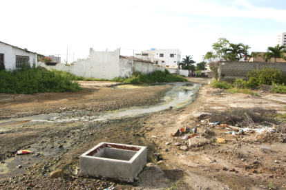 Riesgo. En Salinas, la preocupación se centra en la falta de pavimentación y las alcantarillas colapsadas.