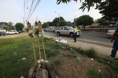 Hecho. En el kilómetro 10,5, donde ocurrió el accidente, ayer los ciudadanos levantaron una especie de altar.