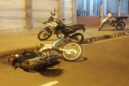 Caso. Las motocicletas de los policías quedaron con daños tras el hecho.