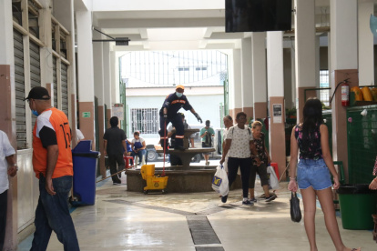 En el mercado de Mapasingue Oeste, en la pileta, una persona amenazó con matarse.